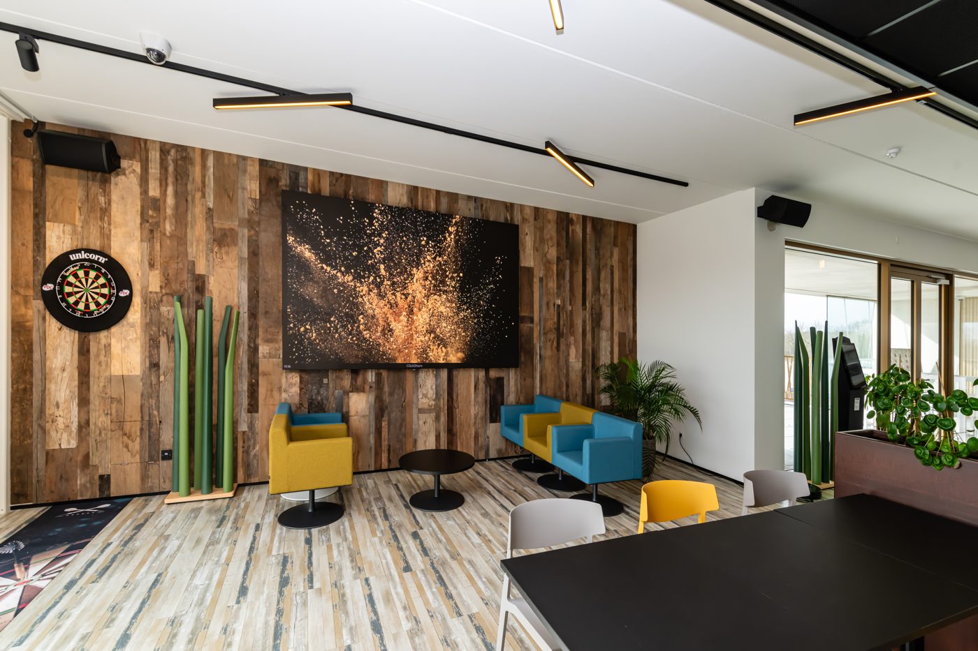 De lounge van IC Grote Beer met houten wand
